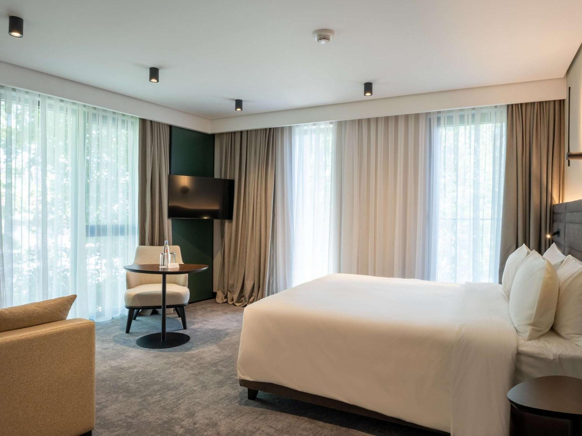 Novotel Tbilisi Center Экстерьер фото