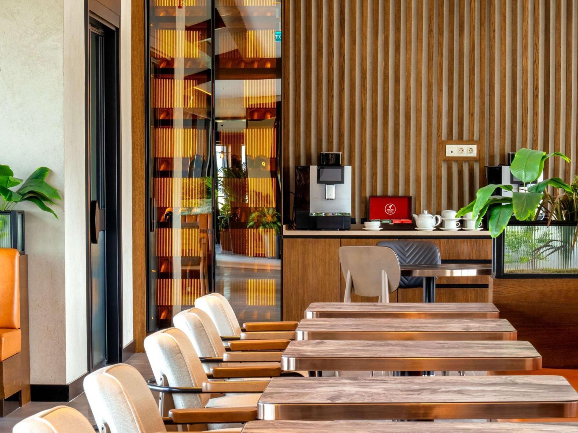 Novotel Tbilisi Center Экстерьер фото