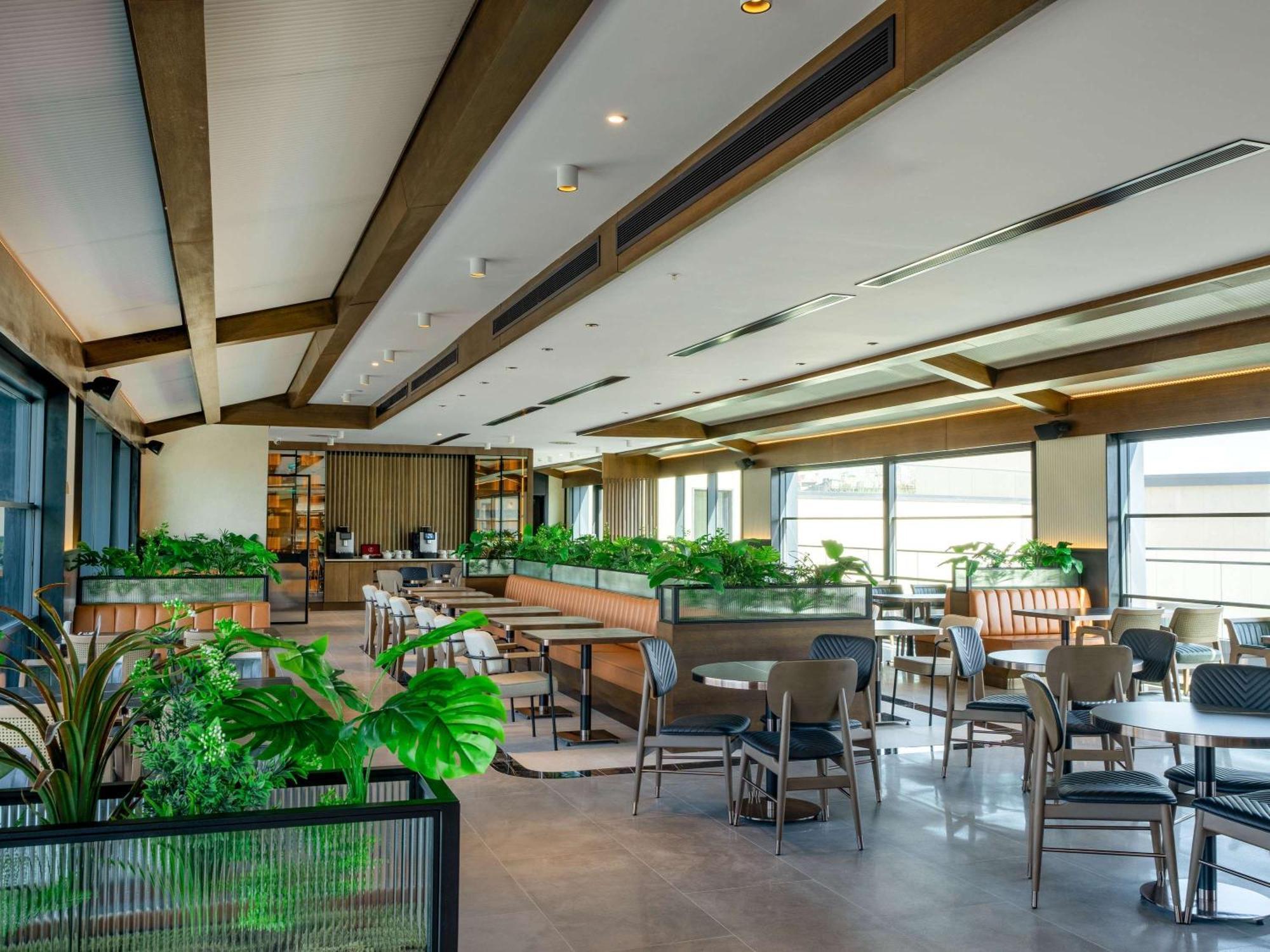 Novotel Tbilisi Center Экстерьер фото