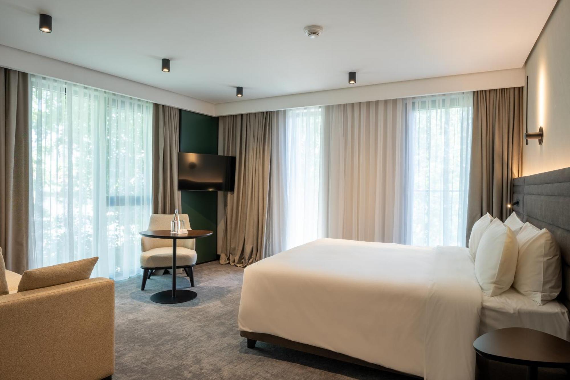 Novotel Tbilisi Center Экстерьер фото
